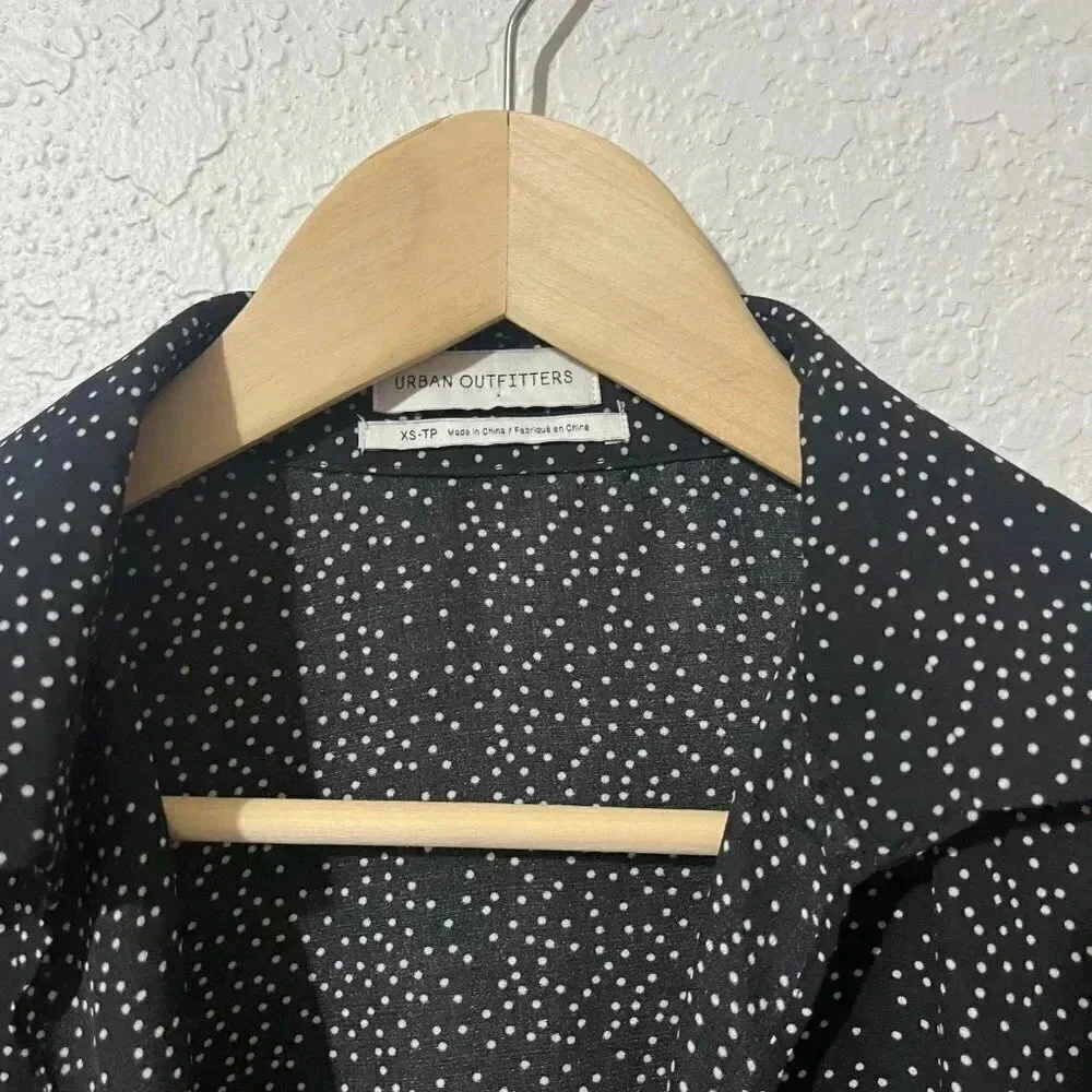 SOLD-Urban Outfitters Tie-Front Short Sleeve Cropped Top - Picture 3 of 5